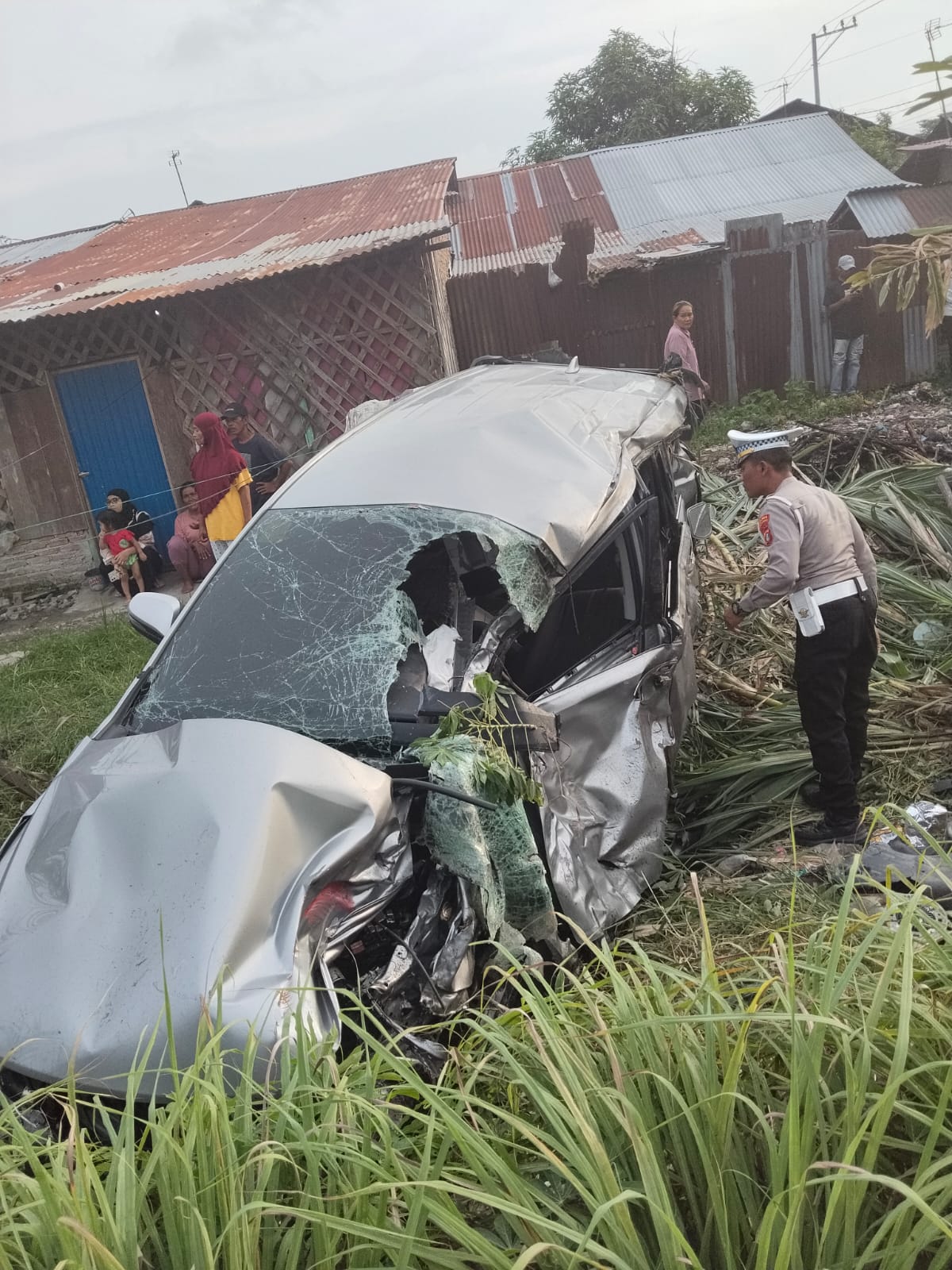 Sat Lantas Polres Sergai Cek TKP Kereta Api Hantam 1 Unit Mobil, Korban Alami Luka Ringan.