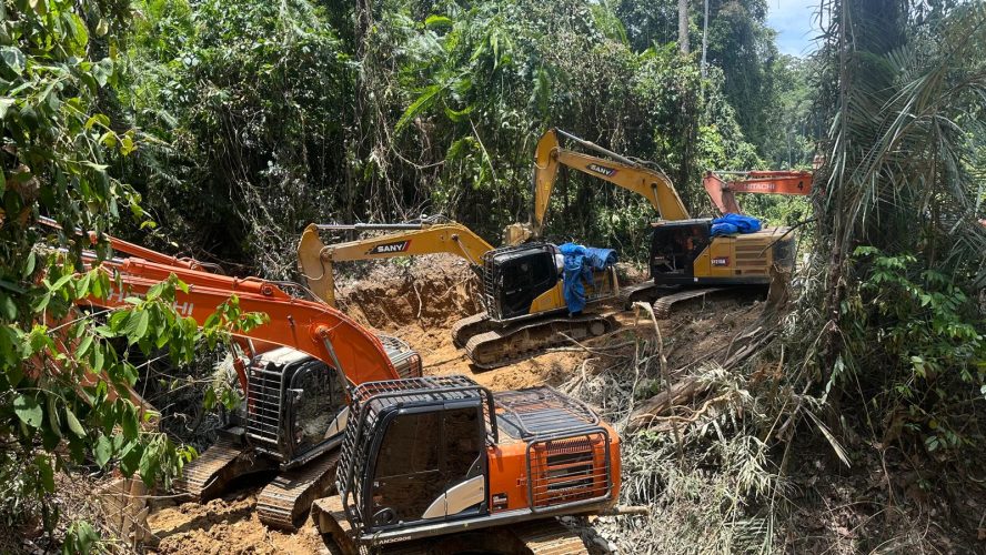 Gabungan Brimob Dan Ditreskrimsus Polda Sumut Tindak Tambang Emas Ilegal di Perbatasan Tapsel–Madina, 14 Ekskavator Diamankan