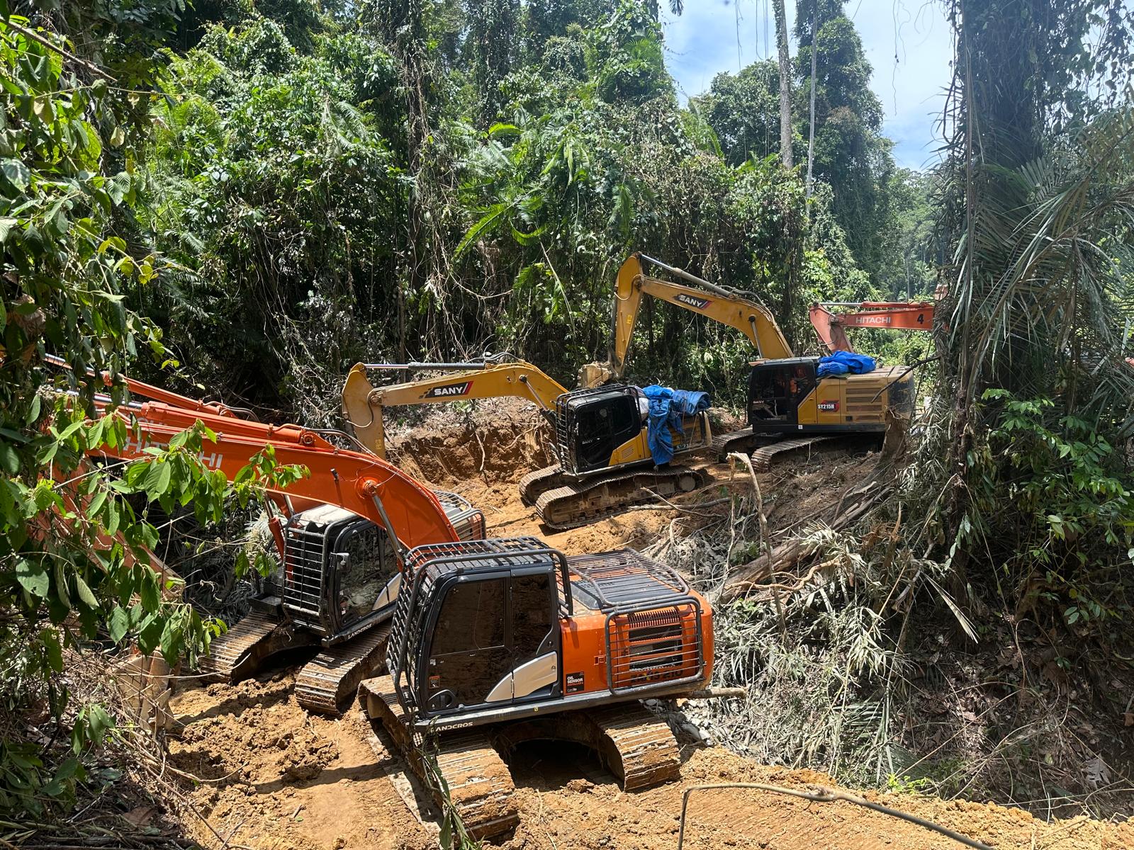 Gabungan Brimob Dan Ditreskrimsus Polda Sumut Tindak Tambang Emas Ilegal di Perbatasan Tapsel–Madina, 14 Ekskavator Diamankan