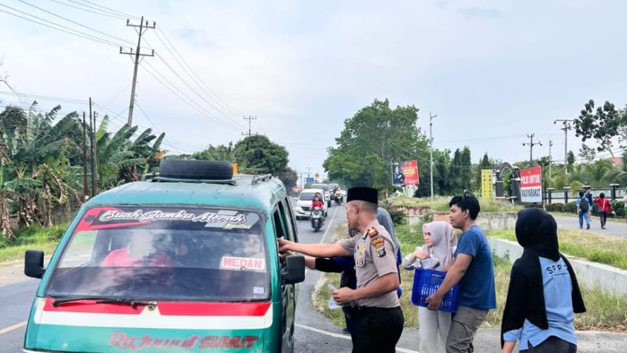 SPPG 1 Polres Sergai Bagikan Takjil Ke Masyarakat Di Depan Mako