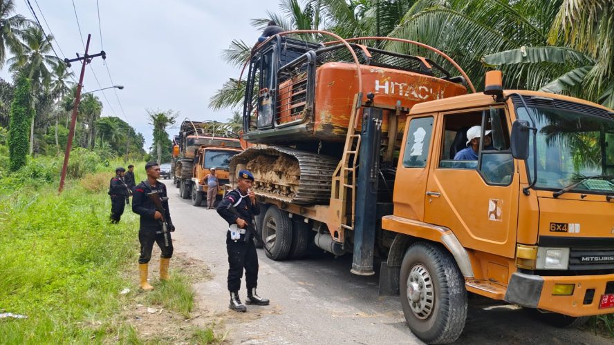 Dikawal Brimob Bersenjata Lengkap, Alat Berat Tambang Emas Ilegal Tapsel–Madina Dievakuasi Ke Batalyon C Sipirok