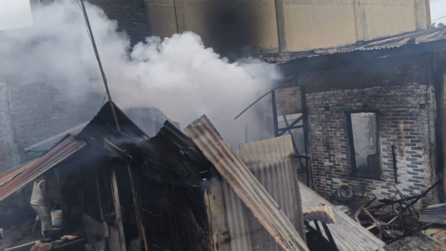 Ledakan Dari Plafon Picu Kebakaran Satu Unit Rumah Semi Permanen Milik Warga Di Dolok Masihul Terbakar