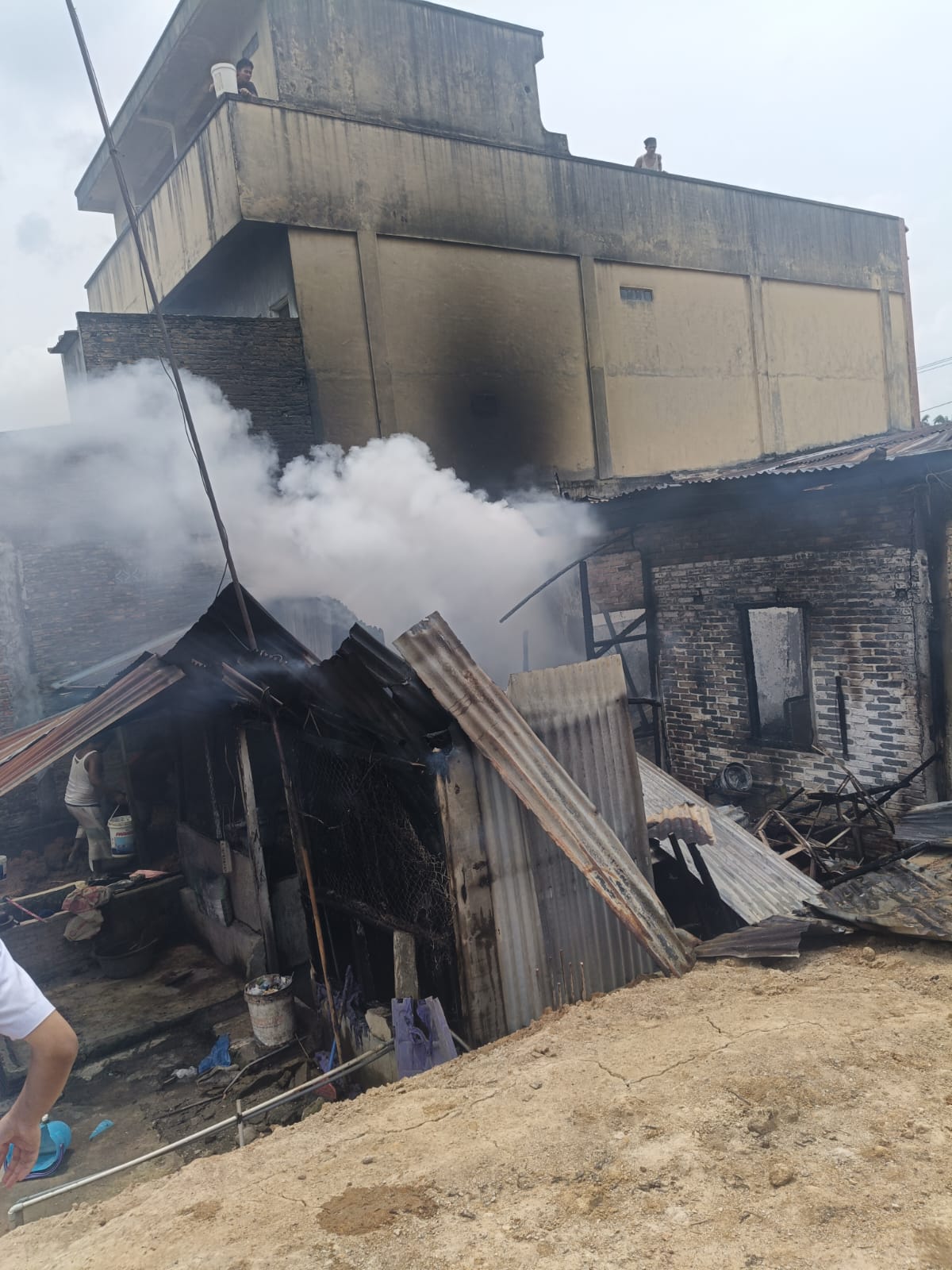 Ledakan Dari Plafon Picu Kebakaran Satu Unit Rumah Semi Permanen Milik Warga Di Dolok Masihul Terbakar