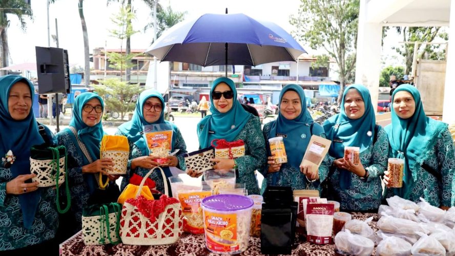 Tim Penggerak Pemberdayaan & Kesejahteraan Keluarga (TP PKK) Madina Gelar Pasar Murah.