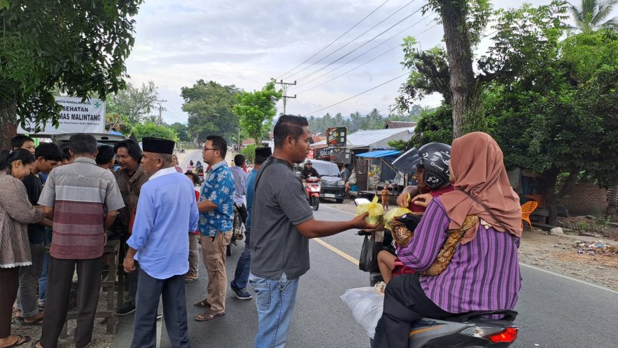 Korwasis Madina Kembali Bagikan Takjil Jelang Buka Puasa.