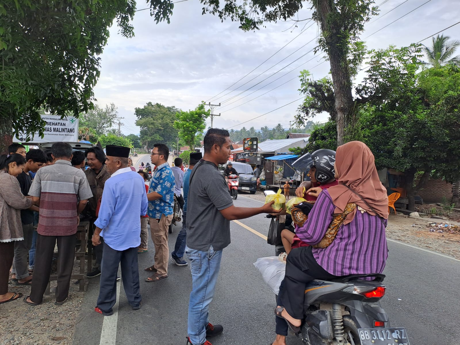 Korwasis Madina Kembali Bagikan Takjil Jelang Buka Puasa.