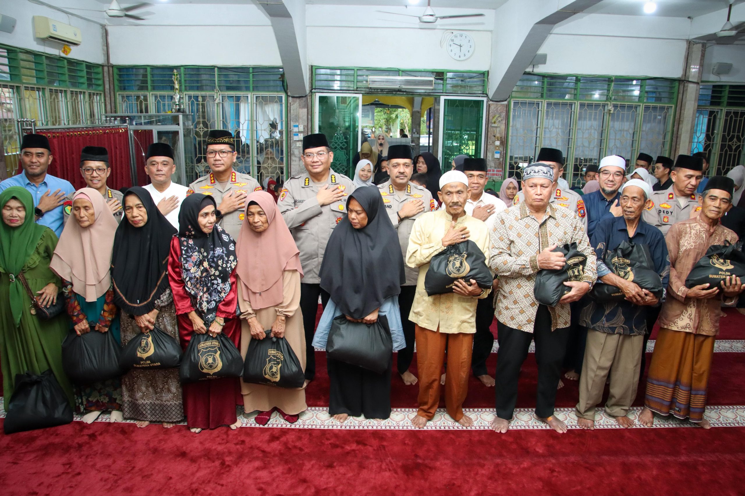 Safari Ramadhan Poldasu Dan Polres Pelabuhan Belawan Di Masjid Al-Muttaqin, Pererat Silaturahmi Dan Sampaikan Pesan Kamtibmas