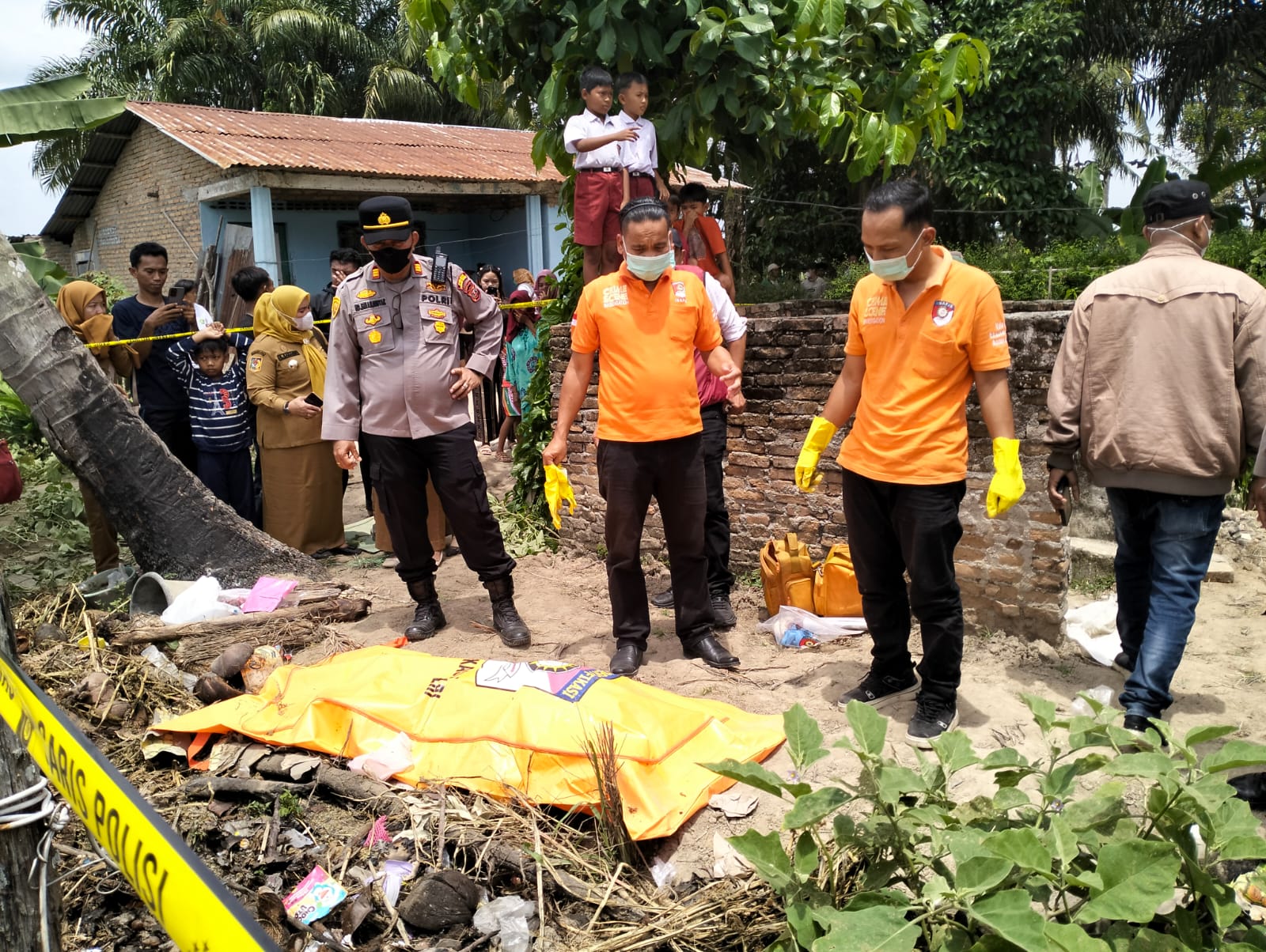 Penemuan Mayat Perempuan Di Tumpukan Sampah Gegerkan Warga Serba Jadi, Polisi Lakukan Olah TKP Dan Selidiki Dugaan Pembunuhan