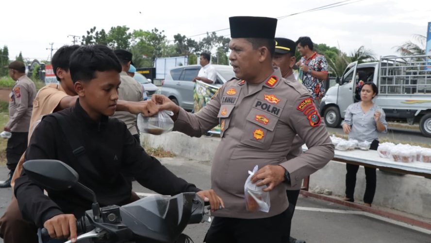 Terus Bagikan Kebaikan, Polsek Teluk Mengkudu dan Polsek Firdaus Polres Sergai Bagikan 200 Porsi Takjil