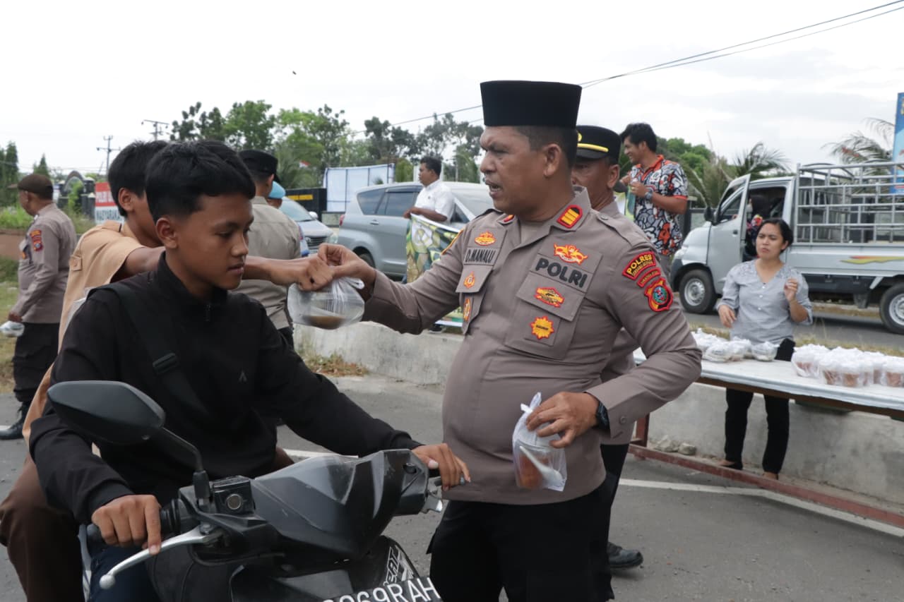 Terus Bagikan Kebaikan, Polsek Teluk Mengkudu dan Polsek Firdaus Polres Sergai Bagikan 200 Porsi Takjil