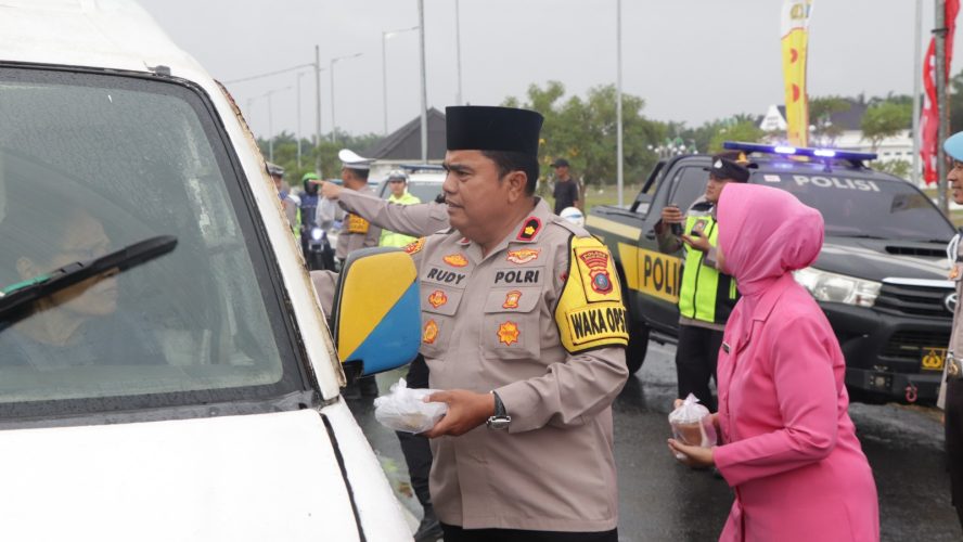 Polres Sergai Bagikan Takjil Ramadhan, Wakapolres Himbau Keselamatan Berkendara