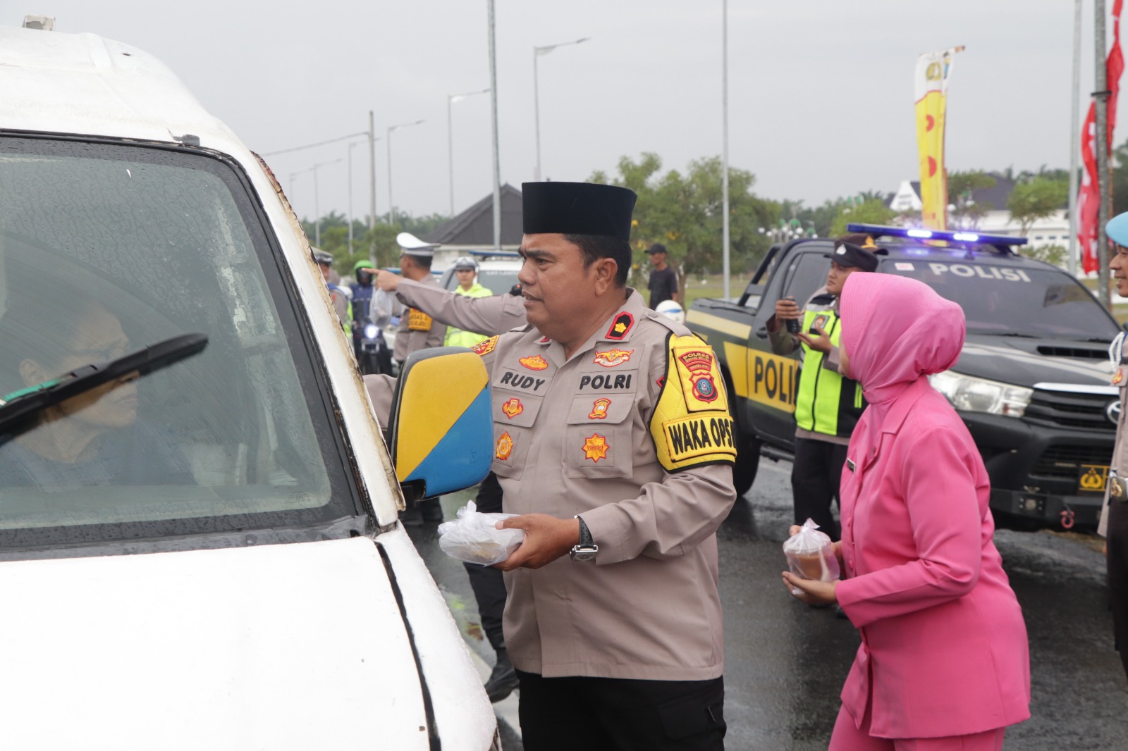 Polres Sergai Bagikan Takjil Ramadhan, Wakapolres Himbau Keselamatan Berkendara