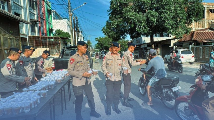 Brimob Polda Sumut Turun Ke Jalan, Bagikan Takjil Untuk Warga Yang Berpuasa