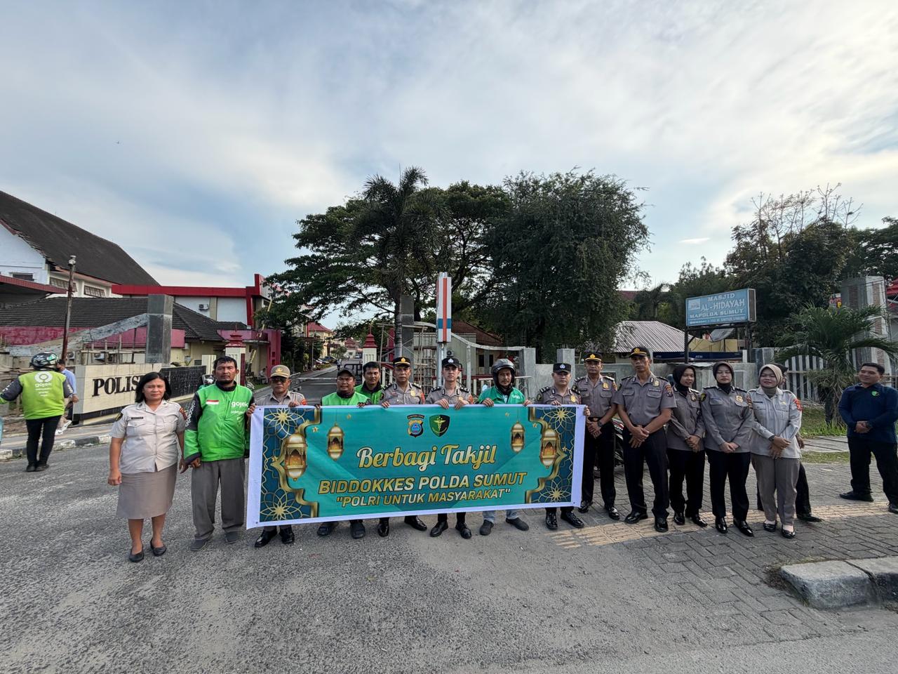Biddokkes Polda Sumut Bagikan Takjil Gratis, Wujud Kepedulian Di Bulan Ramadhan
