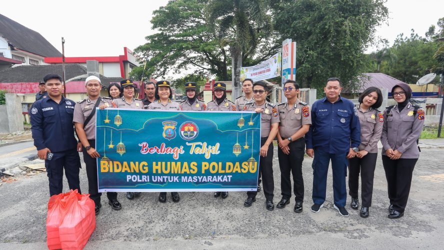 Semangat Ramadhan, Bid Humas Polda Sumut Turun Ke Jalan Berbagi Takjil Untuk Masyarakat
