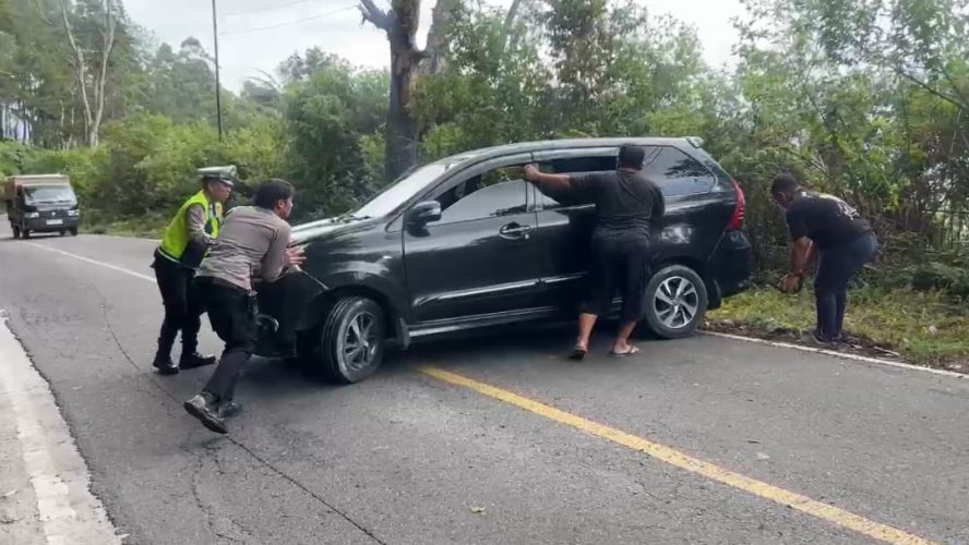Polisi Sigap Bantu Wisatawan, Mobil Mogok Di Jalur Perbukitan Samosir Berhasil Dievakuasi