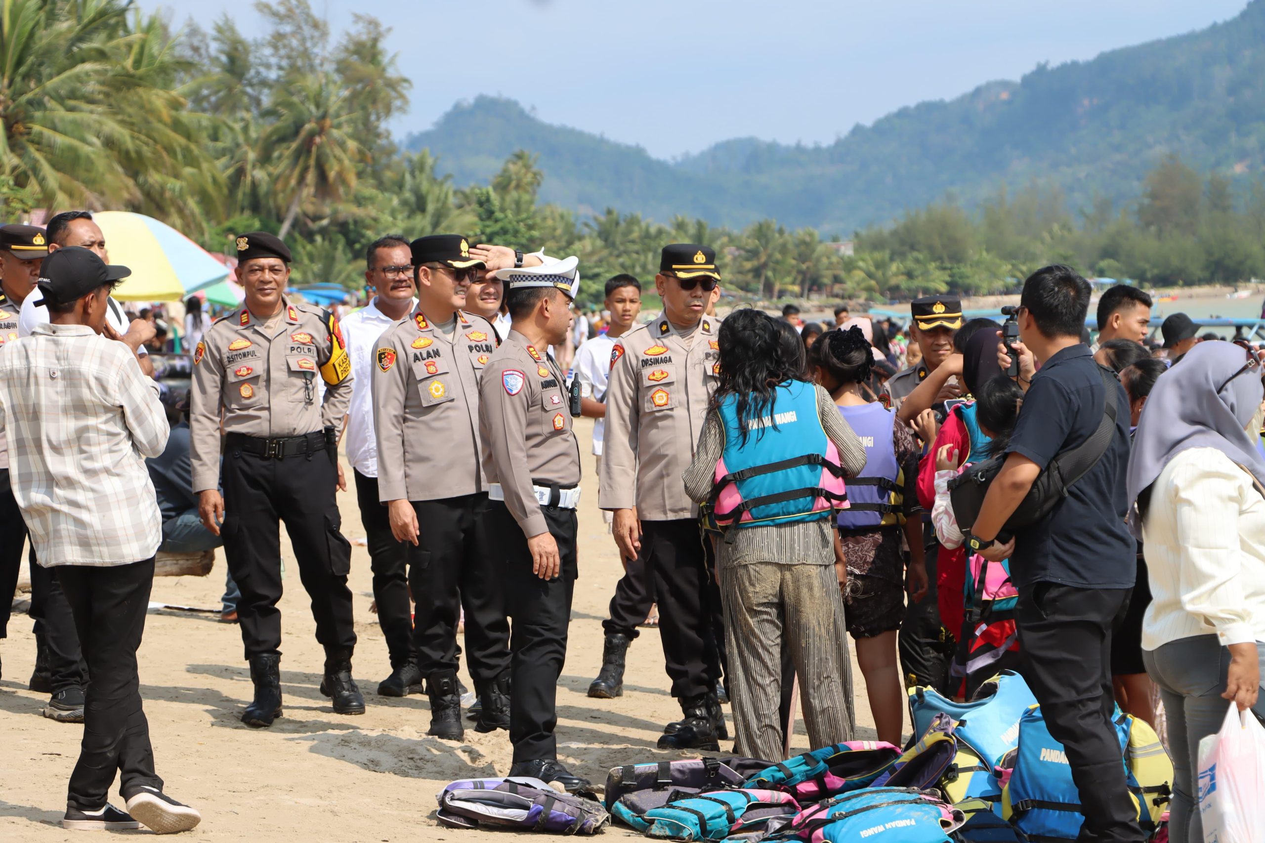 Pastikan Keamanan Libur Lebaran, Kapolres Tapteng Tinjau Langsung Pengamanan Objek Wisata