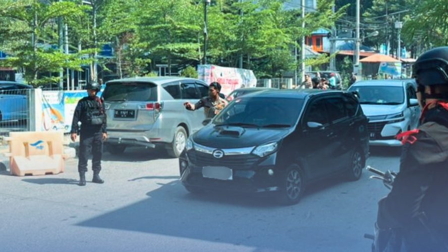 Brimob Sigap Urai Kemacetan di Ajibata, Bantu Penumpang Menyeberang di Tengah Padatnya Arus Lebaran