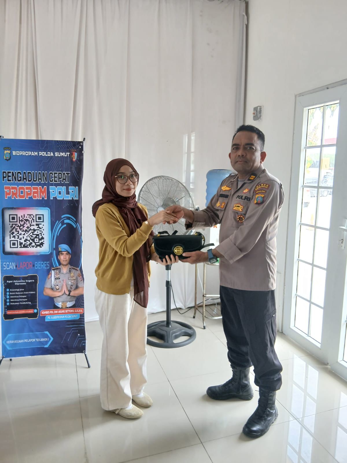 Petugas Pos Yan Polres Sergai Kembalikan Tas Hilang Warga, Isi Rp301 Ribu Utuh