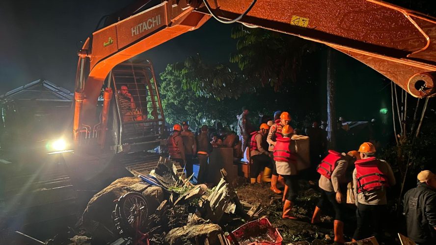 Tanggap Darurat Longsor Sembahe, Polda Sumut Terjunkan Personil Brimob Evakuasi Korban