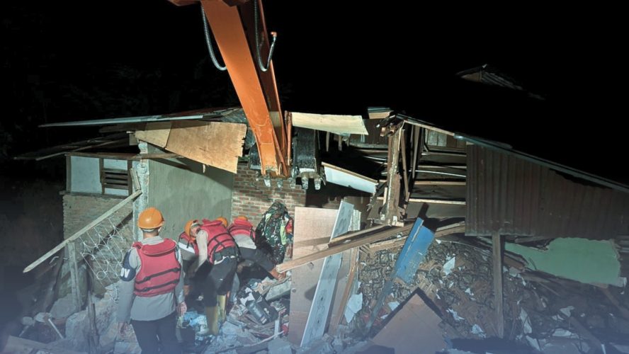 Dini Hari Mencekam, Brimob Sumut Terjang Longsor Sembahe Demi Selamatkan Nyawa