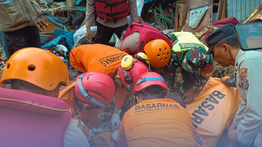 Di Tengah Medan Sulit, Tim SAR Brimob Evakuasi Korban Longsor Sembahe