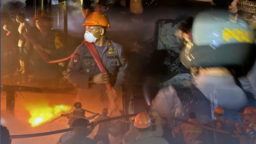 Kobaran Api di Gunung Sitoli Berhasil Dijinakkan! Sinergi Personel Brimob Polda Sumut Bersama Tim Gabungan Selamatkan Kawasan Pertokoan