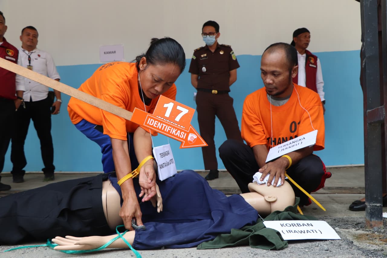 33 Adegan Rekonstruksi Sat Reskrim Polres Sergai, Ungkap Detail Penemuan Mayat Perempuan Di Tempat Pembakaran Sampah 