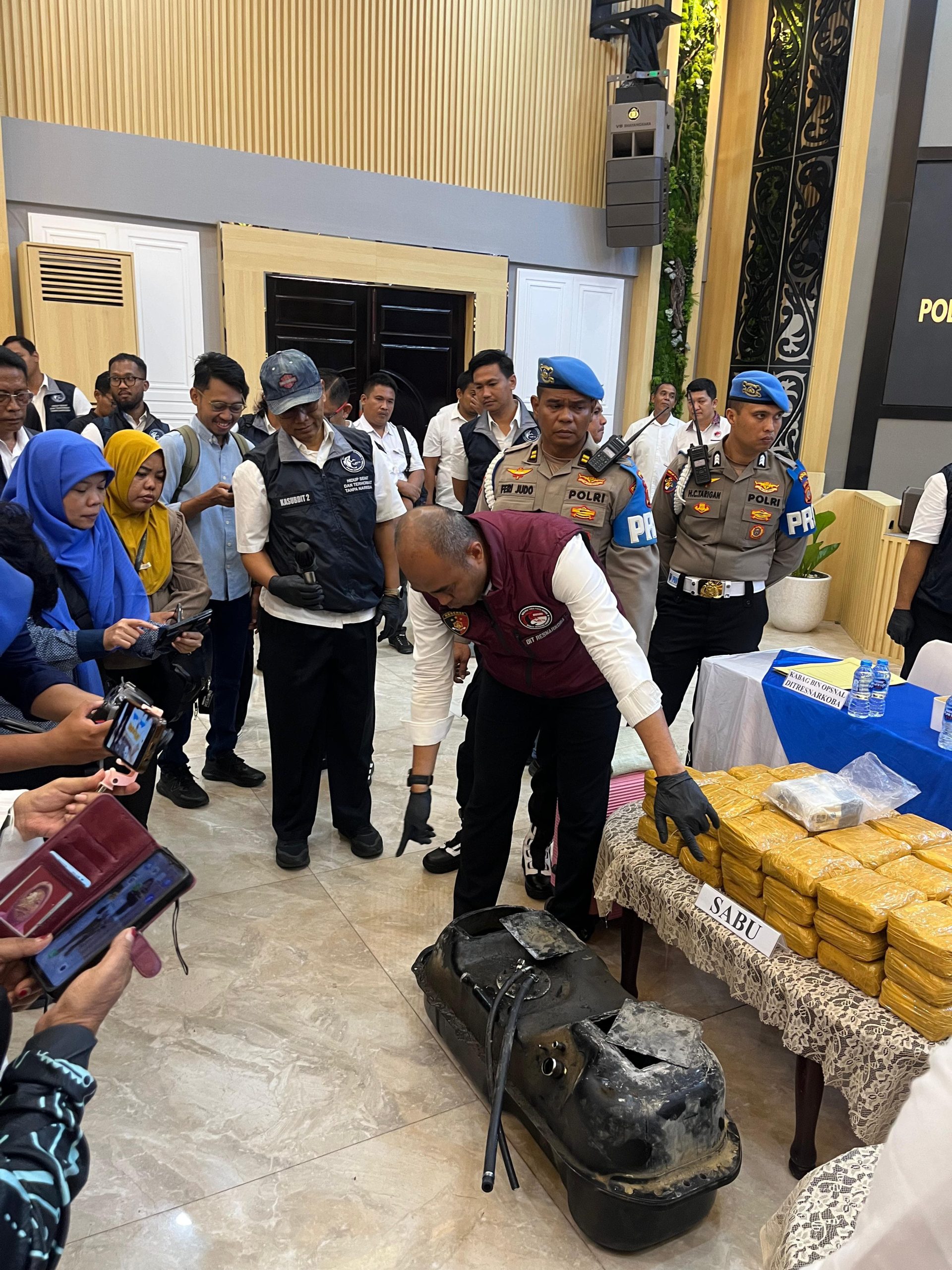 Terbongkar! Sabu 22 Kg Jaringan Malaysia–Aceh Disamarkan dalam Tangki Mobil, Kurir Ditangkap di Parkiran Mal Medan