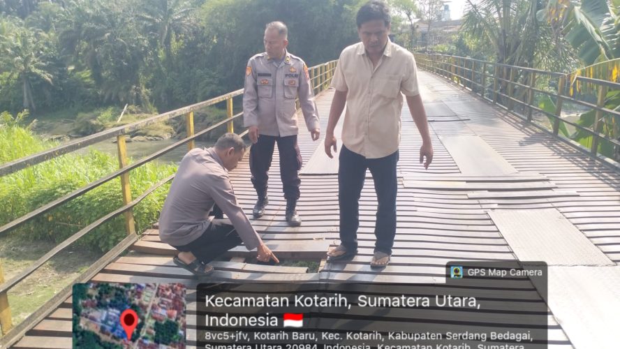 Sinergi Dan Bakti: Kapolsek Kotarih Pimpin Langsung Perbaikan Jembatan Penghubung Antar Kabupaten