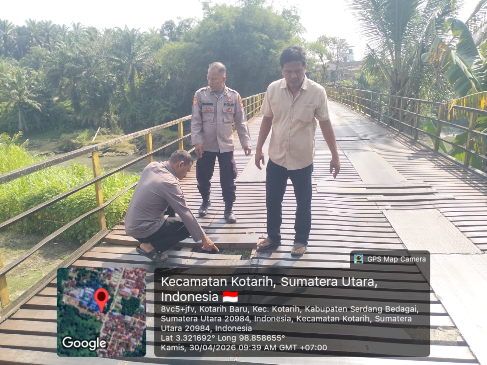 Sinergi Dan Bakti: Kapolsek Kotarih Pimpin Langsung Perbaikan Jembatan Penghubung Antar Kabupaten