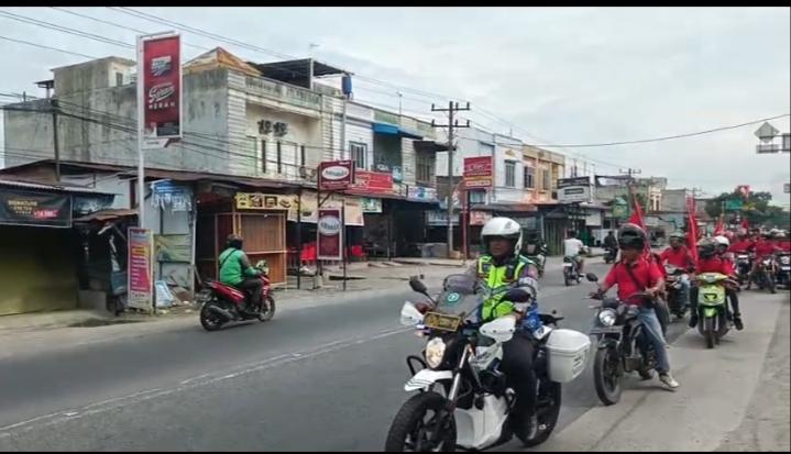 Dalam Rangka May Day 2026, Jajaran Personil Polres Binjai Lakukan Giat Pengamanan Terhadap Massa Buruh Yang Melintas Di Wilayah Perbatasan Binjai-Langkat