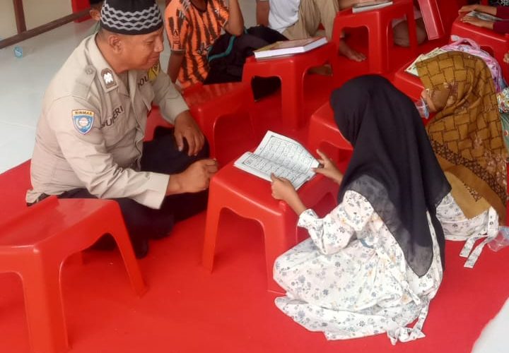 Bhabinkabtibmas Tebar Kepedulian Dampingi Anak-Anak Belajar Alquran Di Polsek Selesai
