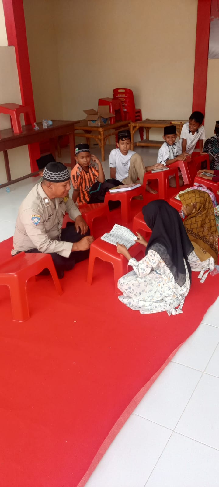 Bhabinkabtibmas Tebar Kepedulian Dampingi Anak-Anak Belajar Alquran Di Polsek Selesai