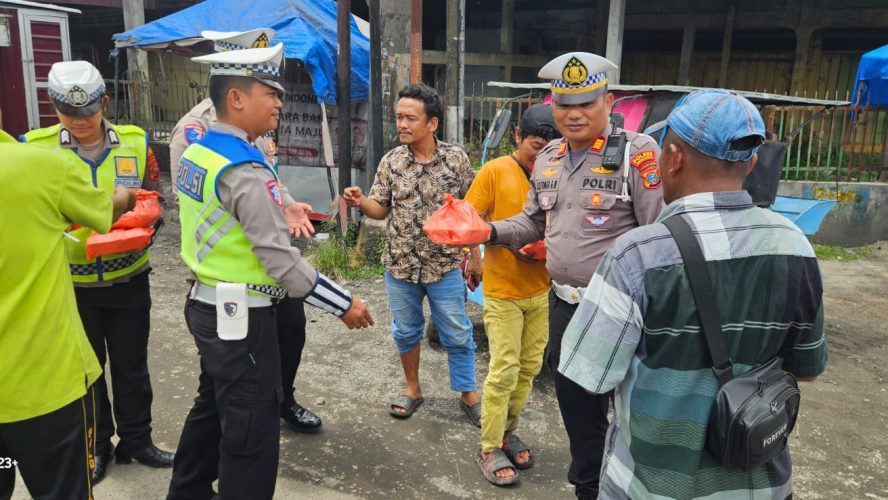 Satlantas Polres Sergai Gelar Jumat Berkah Dan Edukasi Tertib Berlalu Lintas Di Tiga Titik Strategis