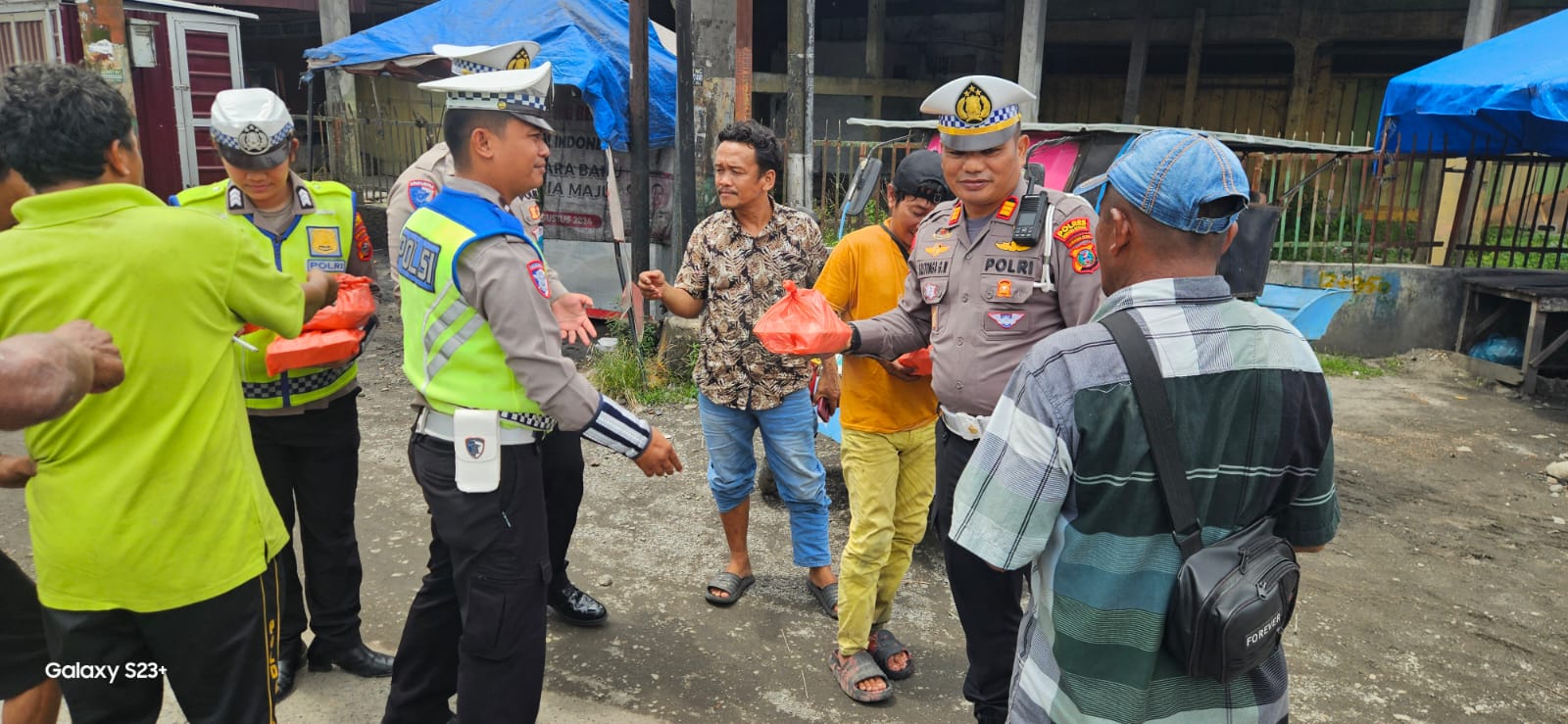 Satlantas Polres Sergai Gelar Jumat Berkah Dan Edukasi Tertib Berlalu Lintas Di Tiga Titik Strategis