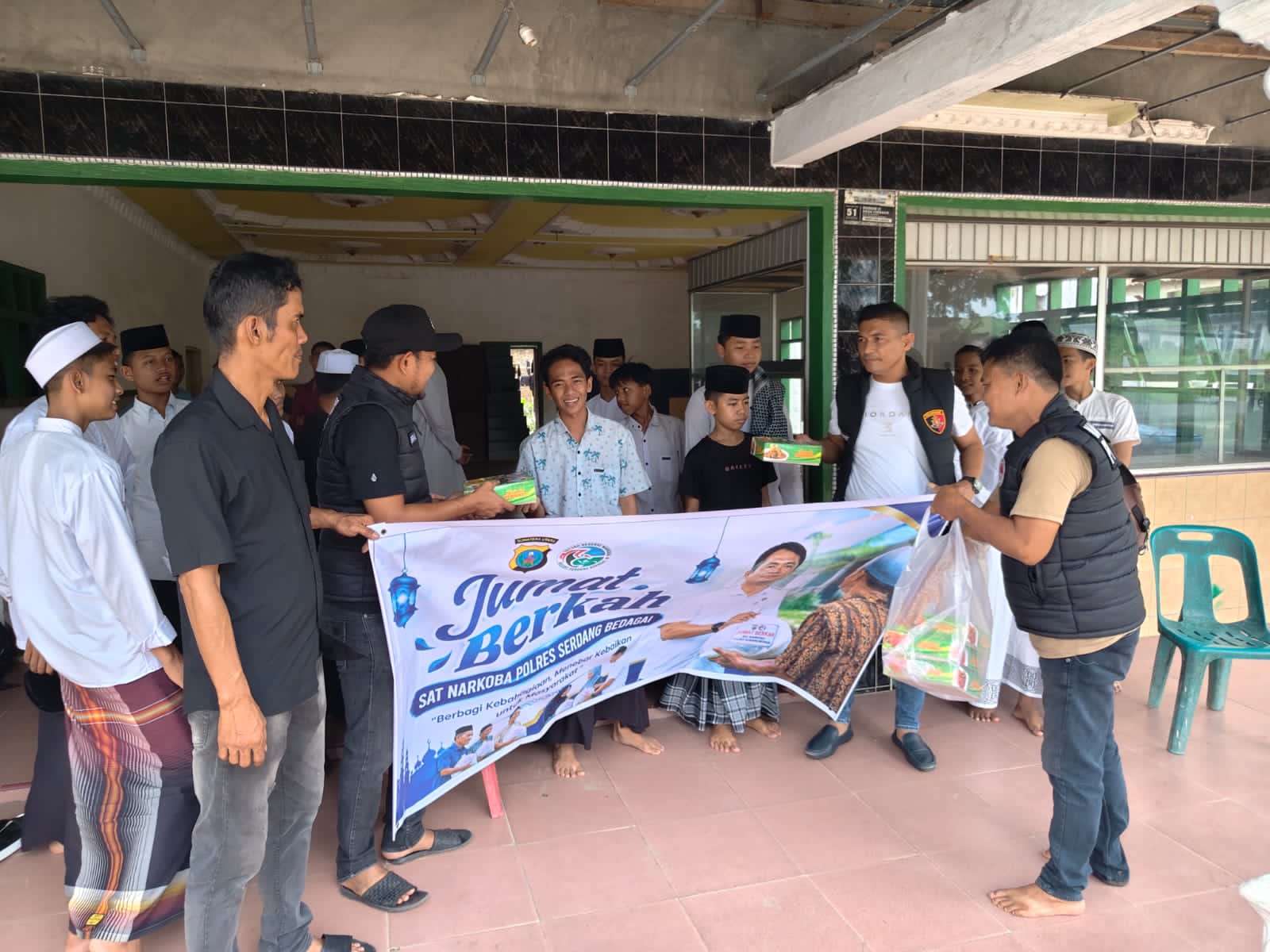 Sat Narkoba Polres Sergai Gelar Jumat Berkah, Bagikan Nasi Kotak Dan Edukasi Bahaya Narkoba