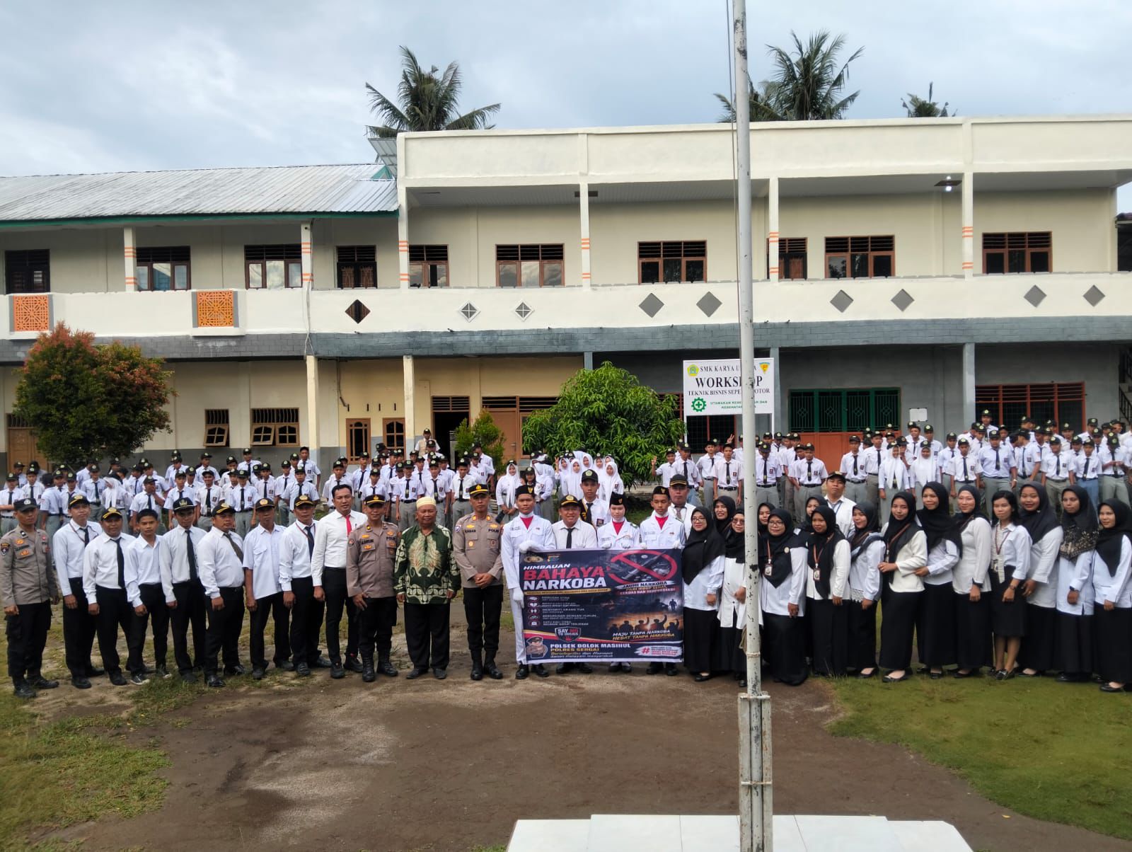 Kapolsek Dolok Masihul Ajak Siswa SMK Karya Utama Jauhi Narkoba Dan Geng Motor Saat Pimpin Upacara