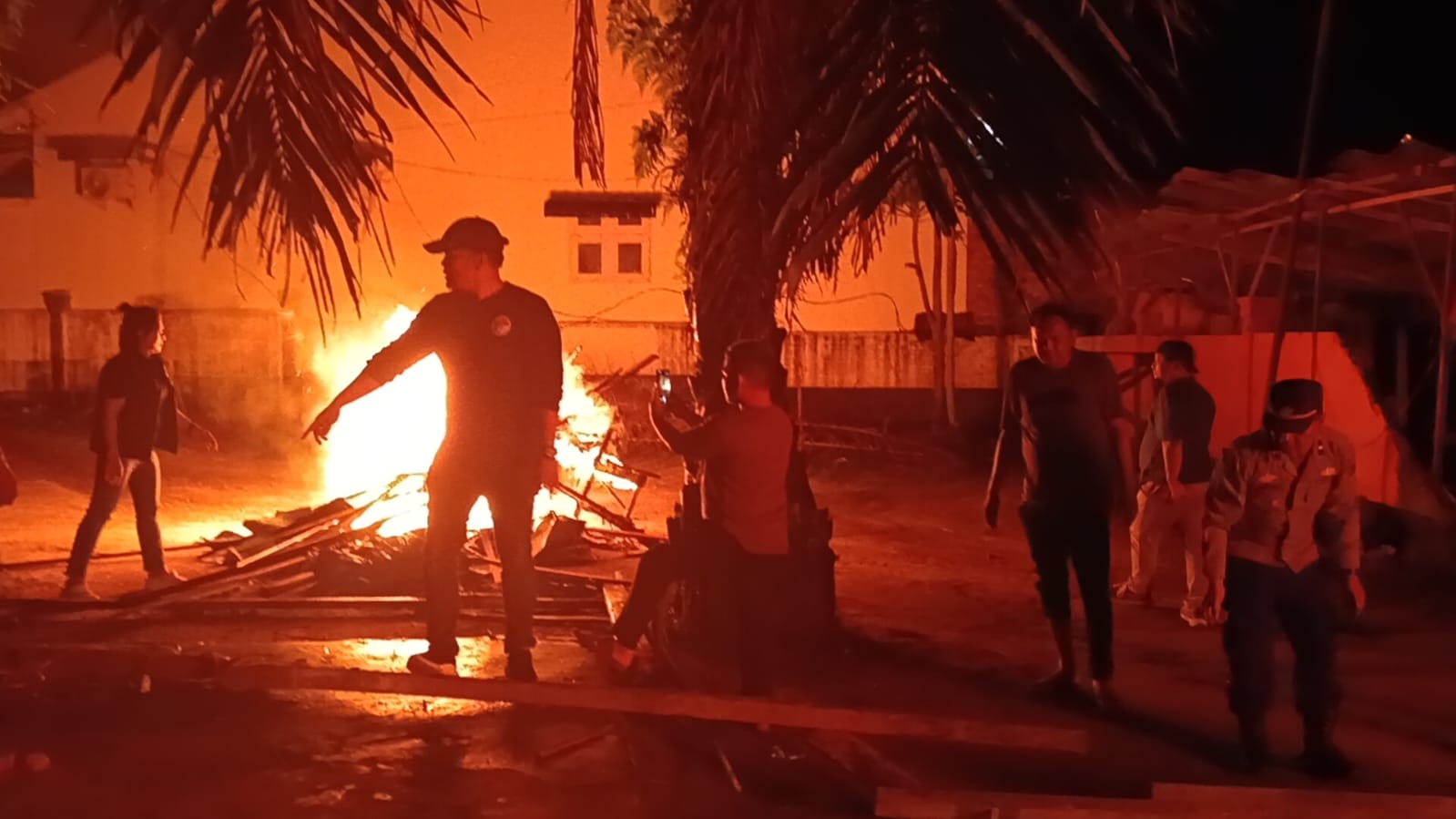 Warga Dan Lurah Aek Kanopan Timur Apresiasi Polda Sumut Gerebek Dan Bakar Barak Narkoba