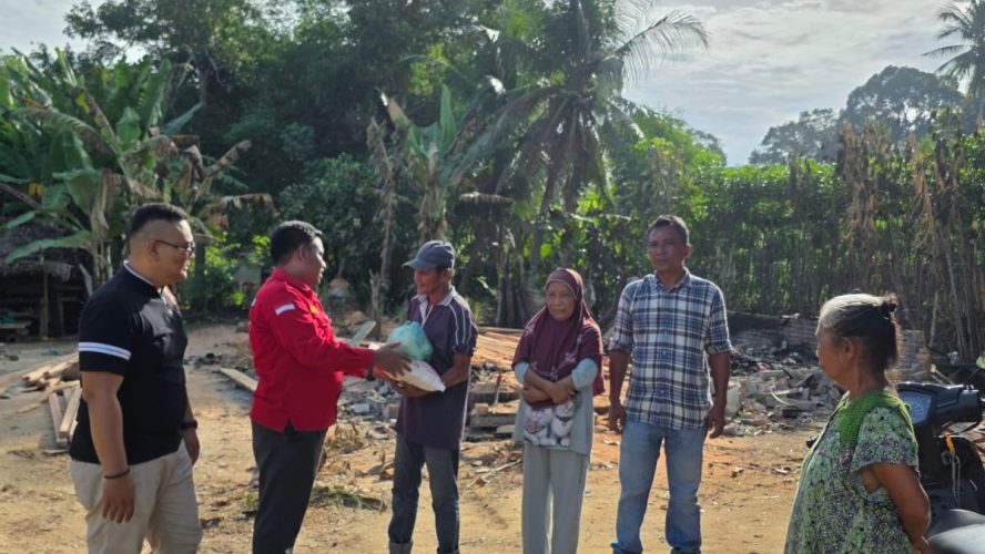 Bentuk Kepedulian Nyata Terhadap Masyarakat, LSM TERKAMS Sergai Turun Berikan Bantuan Tali Asih Kepada Korban Kebakaran Desa Simpang Empat.