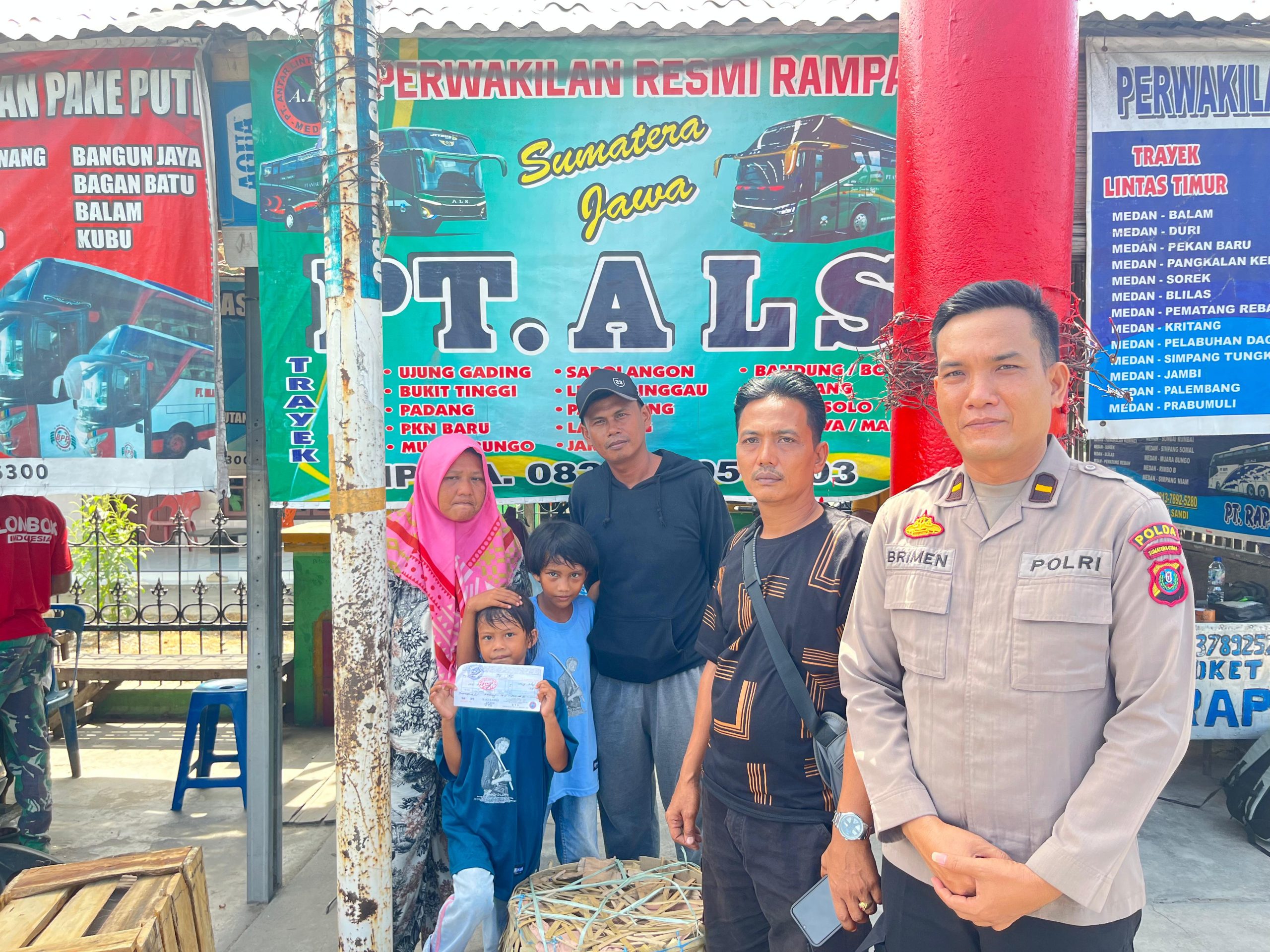 POLRES SERGAI FASILITASI PEMULANGAN PASUTRI DAN DUA ANAKNYA KE JAKARTA, WUJUD KEPEDULIAN KEPADA MASYARAKAT