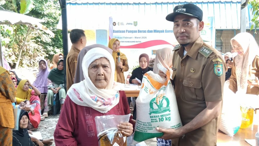 Bantuan Pangan Bulog dan Minyak Goreng Kepada 7.503 KPM di Bagikan di Kantor Camat Siabu, Camat Siabu Turut Menyalurkan.