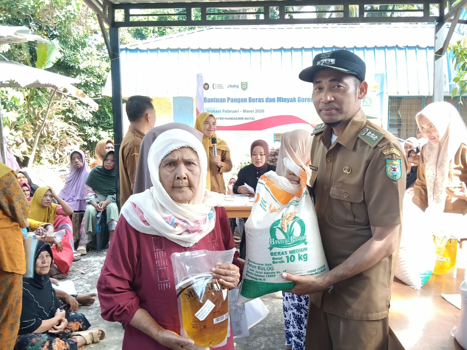 Bantuan Pangan Bulog dan Minyak Goreng Kepada 7.503 KPM di Bagikan di Kantor Camat Siabu, Camat Siabu Turut Menyalurkan.