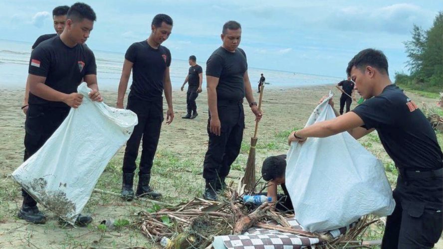 Sambut HUT Polri Ke-80, Personel Kompi 4 Batalyon C Gelar Gerakan Indonesia Asri Di Pantai Laharuga