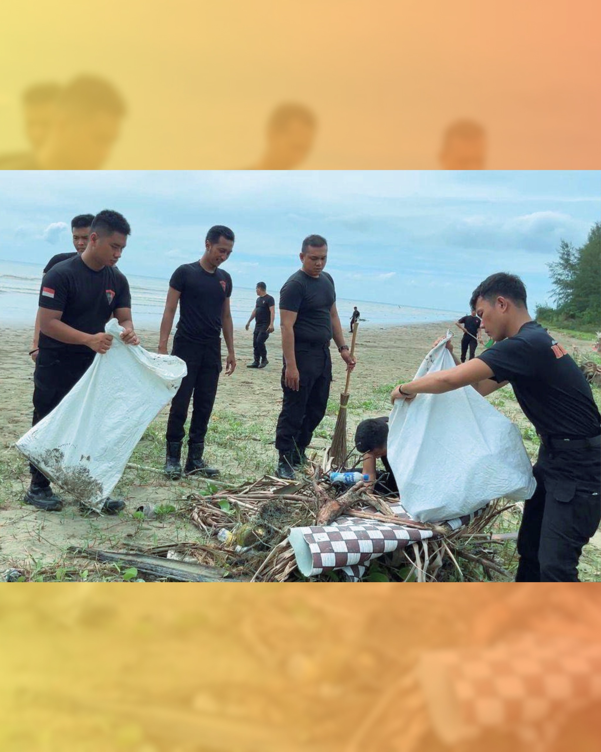 Sambut HUT Polri Ke-80, Personel Kompi 4 Batalyon C Gelar Gerakan Indonesia Asri Di Pantai Laharuga