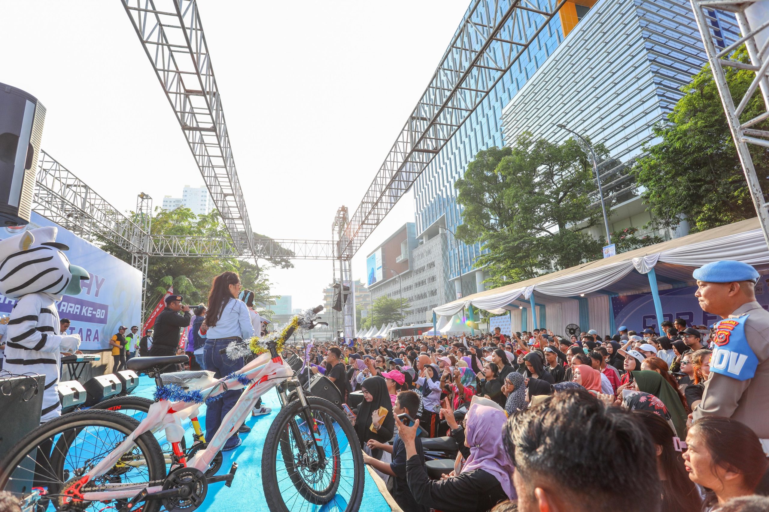 Polda Sumut Sulap Car Free Day Jadi Pesta Rakyat HUT Bhayangkara Ke-80, Ribuan Warga Padati Lapangan Merdeka