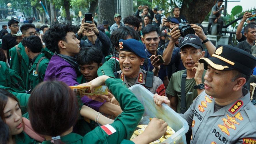 “Pengamanan Humanis Warnai Aksi Penyampaian Aspirasi Mahasiswa Di Gedung DPRD Sumut”