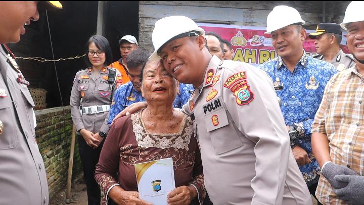 Jelang Hari Bhayangkara Ke-80, Kapolres Simalungun Gelar Bedah Rumah: Nenek 76 Tahun Sambut Harapan Baru
