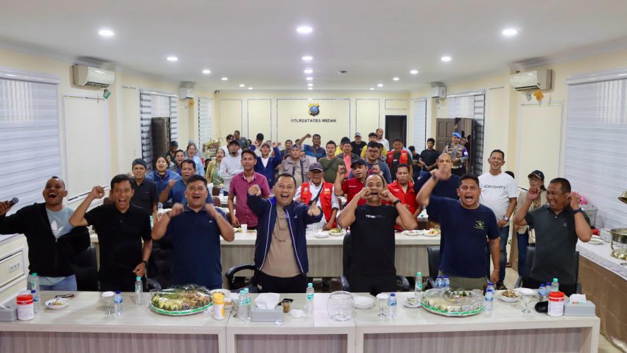 Kapolrestabes Medan Nobar Kick Off Piala Dunia 2026 Bersama Personel Dan Masyarakat
