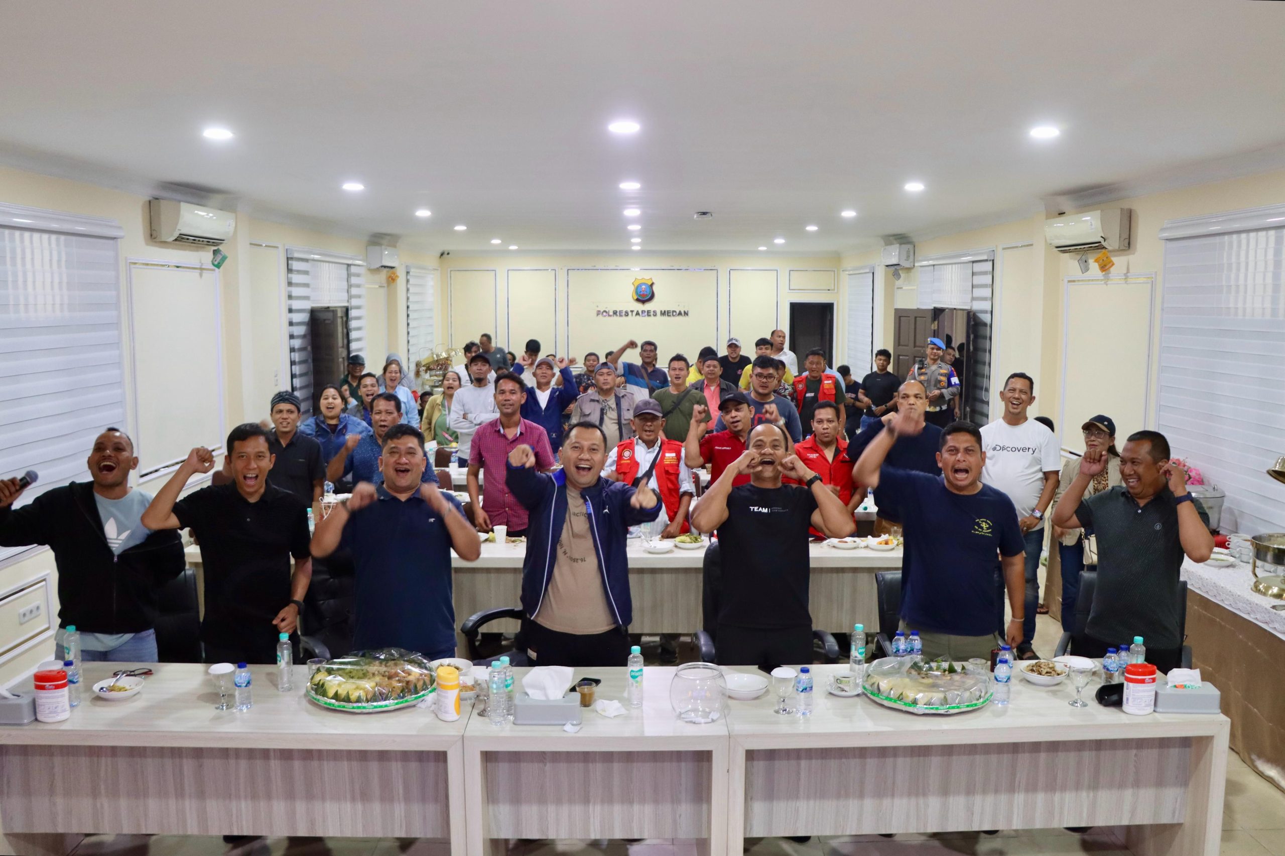 Kapolrestabes Medan Nobar Kick Off Piala Dunia 2026 Bersama Personel Dan Masyarakat